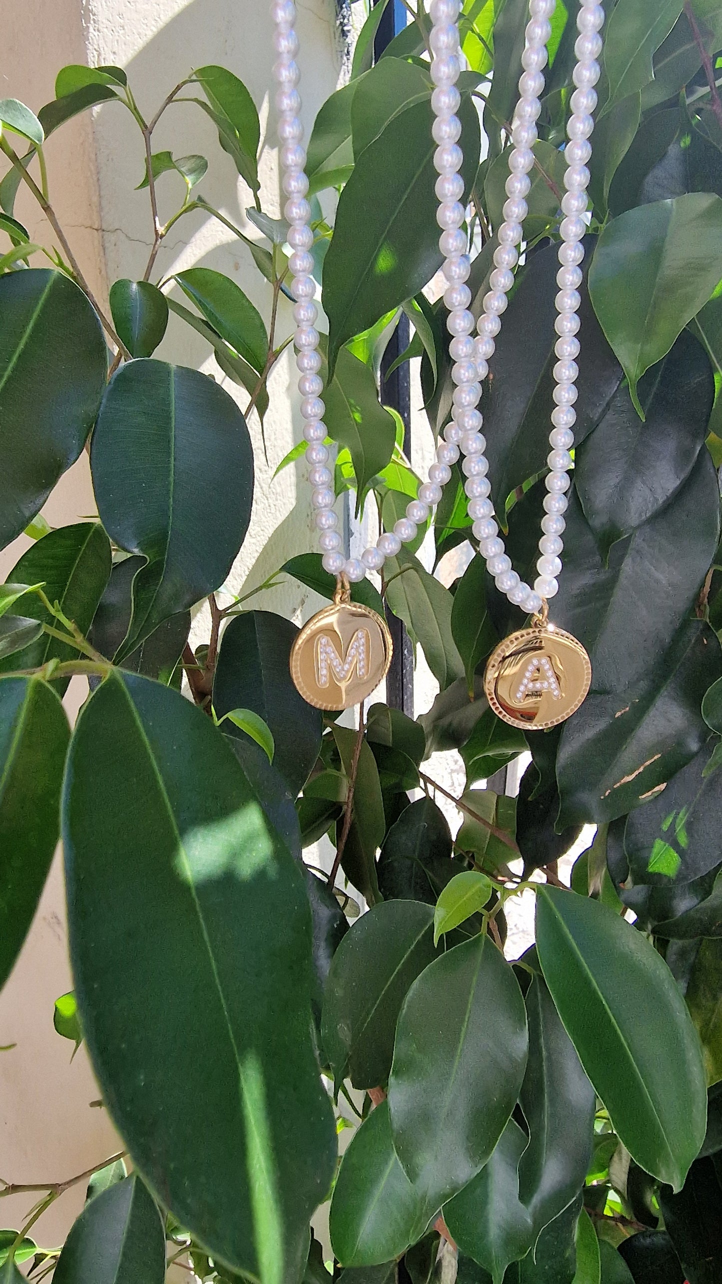 Χειροποίητο κολιέ με πέρλες και μονόγραμμα