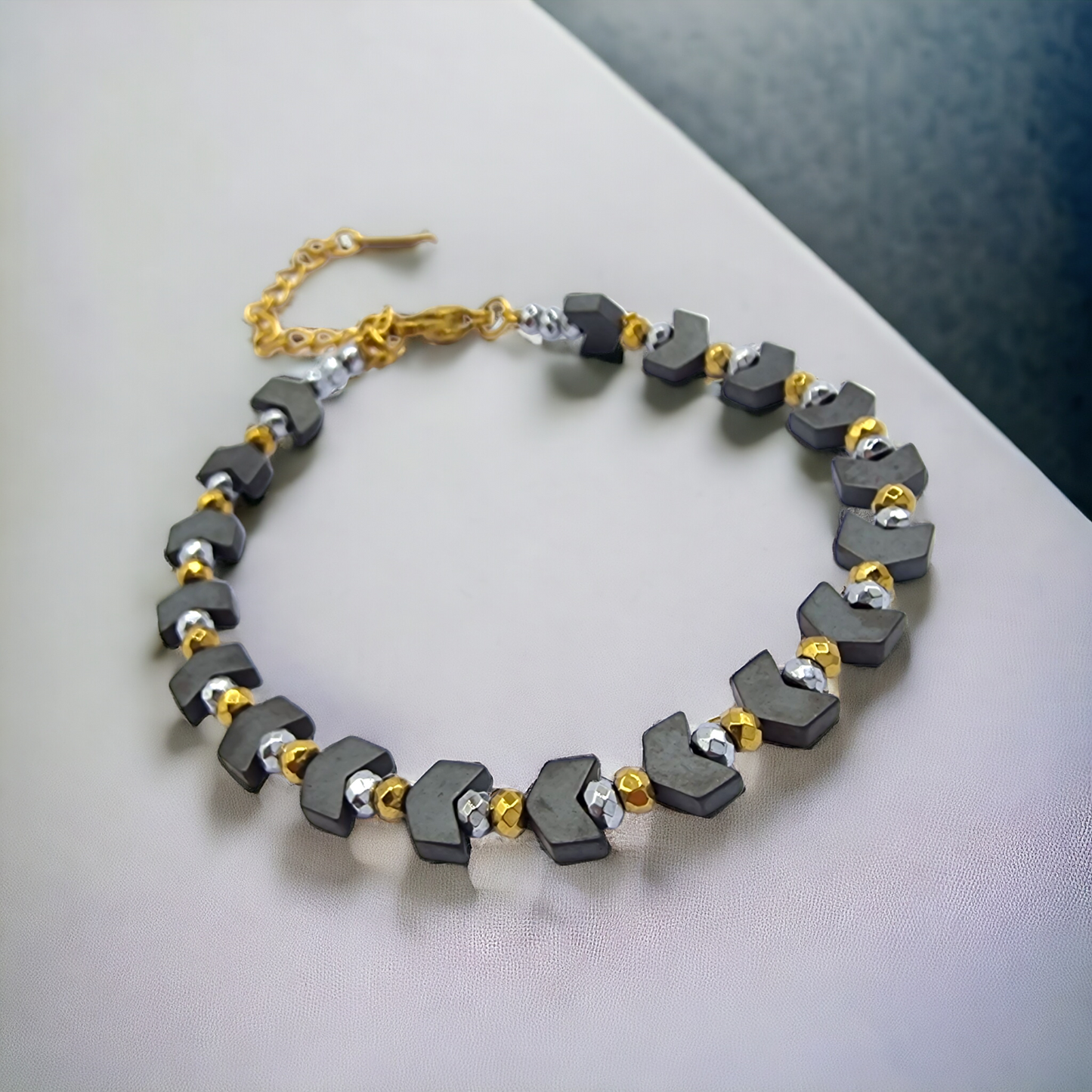 Χειροποίητο βραχιόλι 'Gorgo' με χάντρες αιματίτη