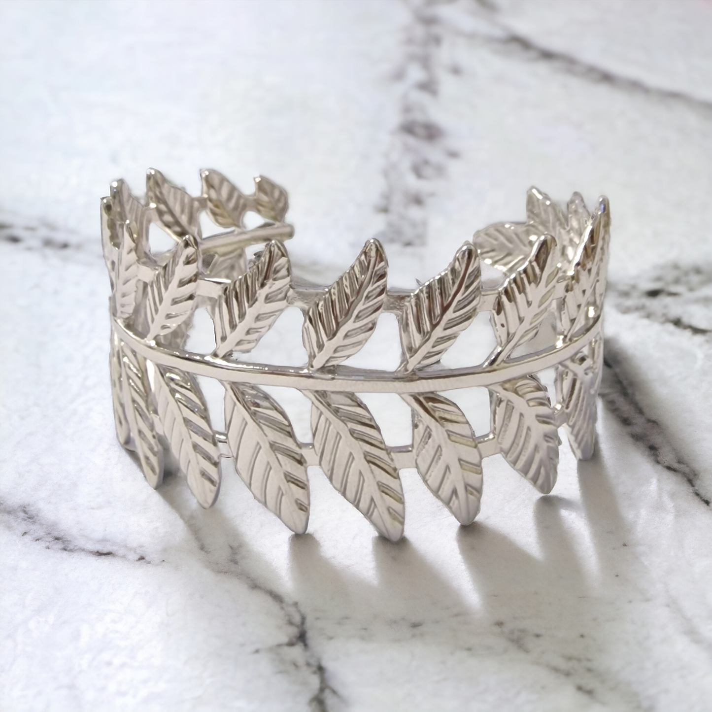 Βραχιόλι 'Daphne' από ανοξείδωτο ατσάλι με ανάγλυφο φινίρισμα