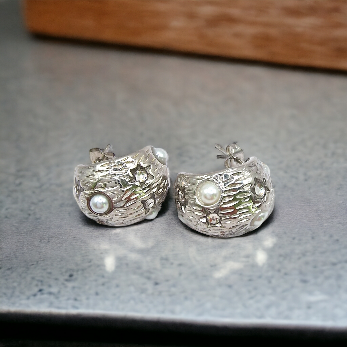 Σκουλαρίκια 'noche de perlas' από ανοξείδωτο ατσάλι με λευκά ζιργκόν και μικρές πέρλες