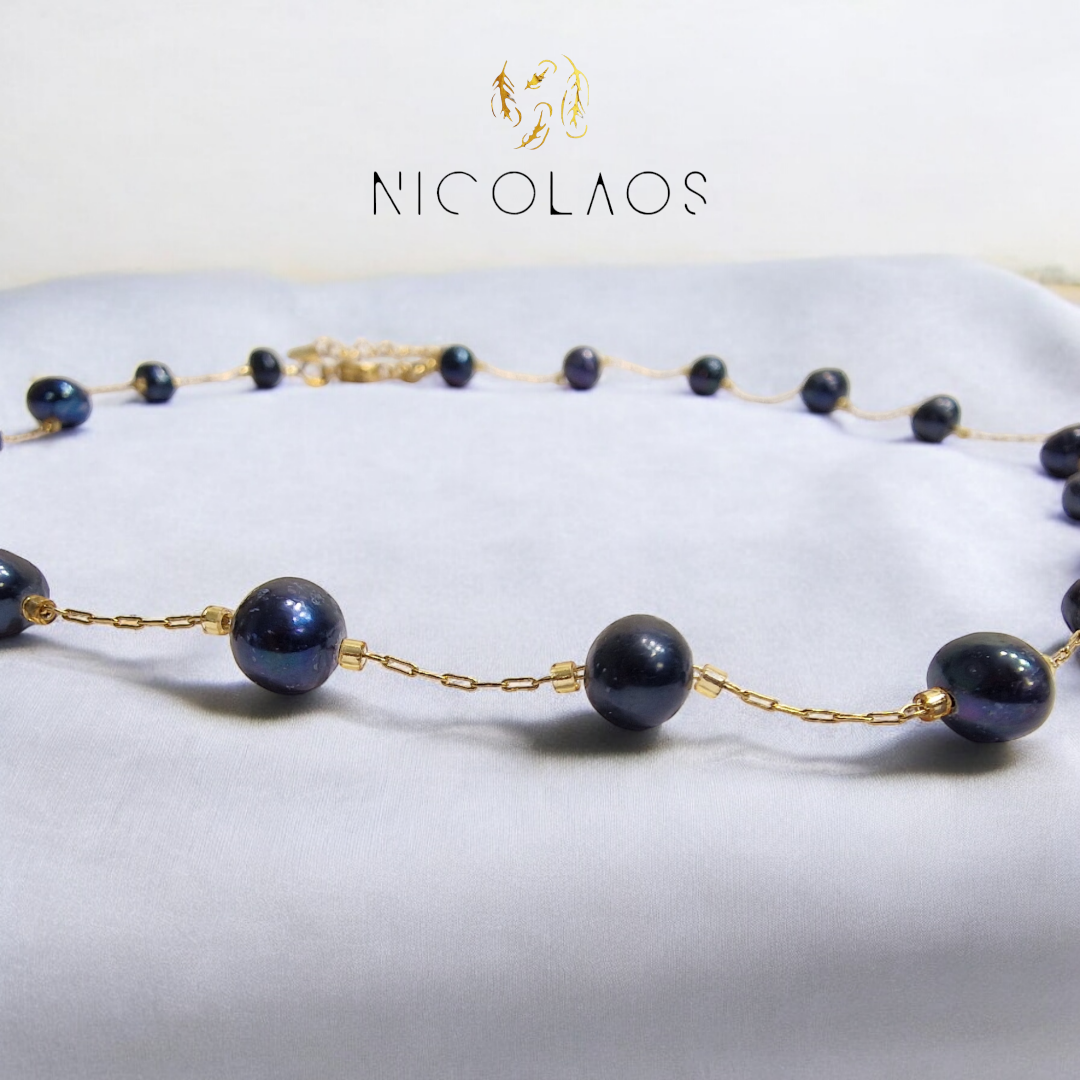 Χειροποίητο κολιέ 'Sicilia Nera' από ανοξείδωτο ατσάλι με πραγματικά μαύρα ακατέργαστα μαργαριτάρια ποικιλίας Baroque