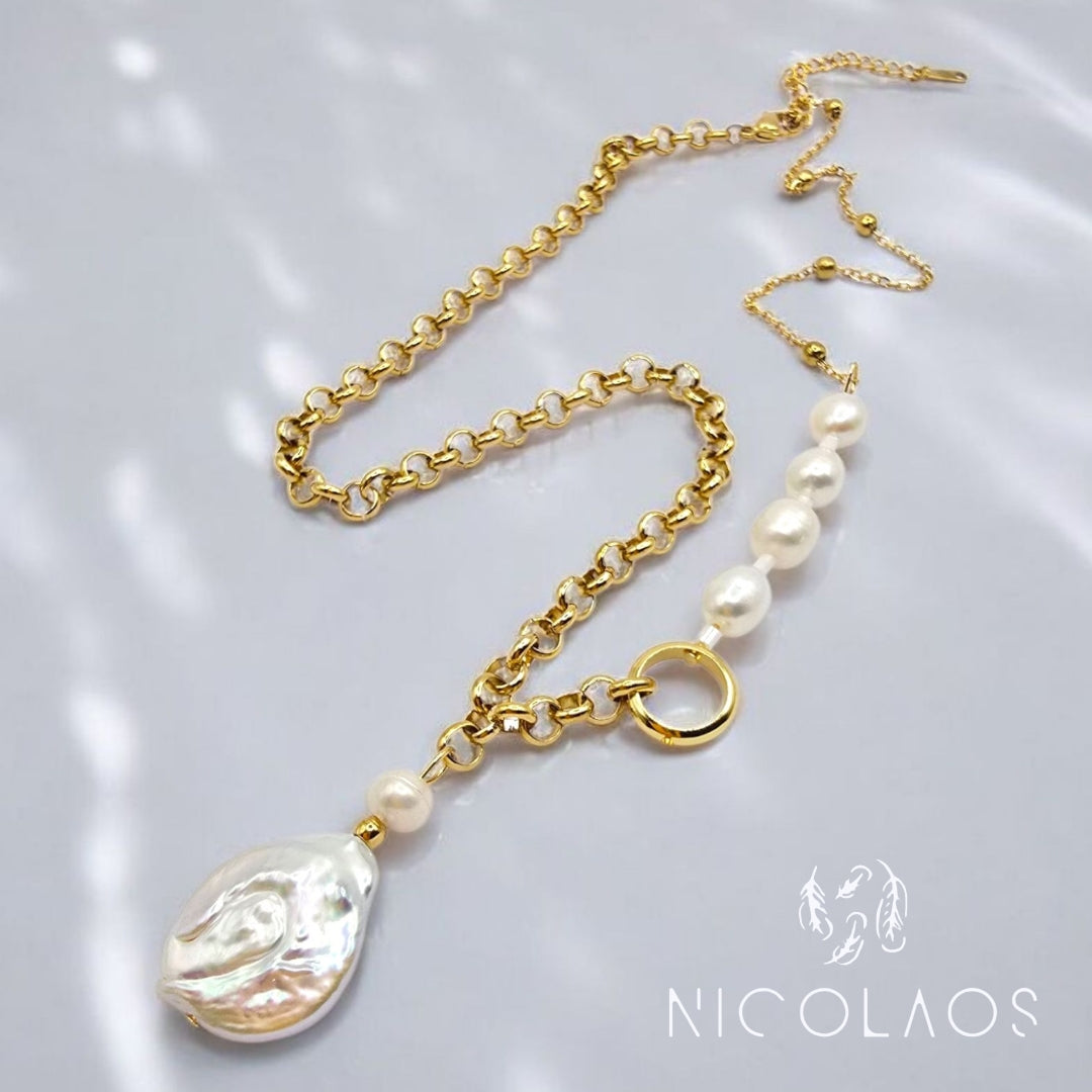 Χειροποίητο κολιέ 'seagold' από ανοξείδωτο ατσάλι με λευκά μαργαριτάρια ποικιλίας Baroque