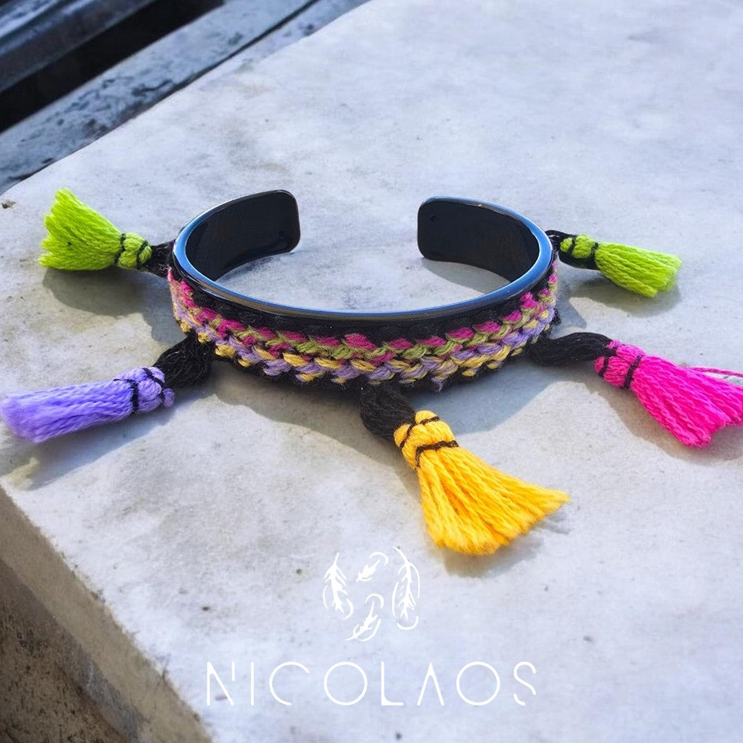 Χειροποίητο Βραχιόλι Cuff 'Aura ethnic' με Πλέξη & Πολύχρωμα Φουντάκια