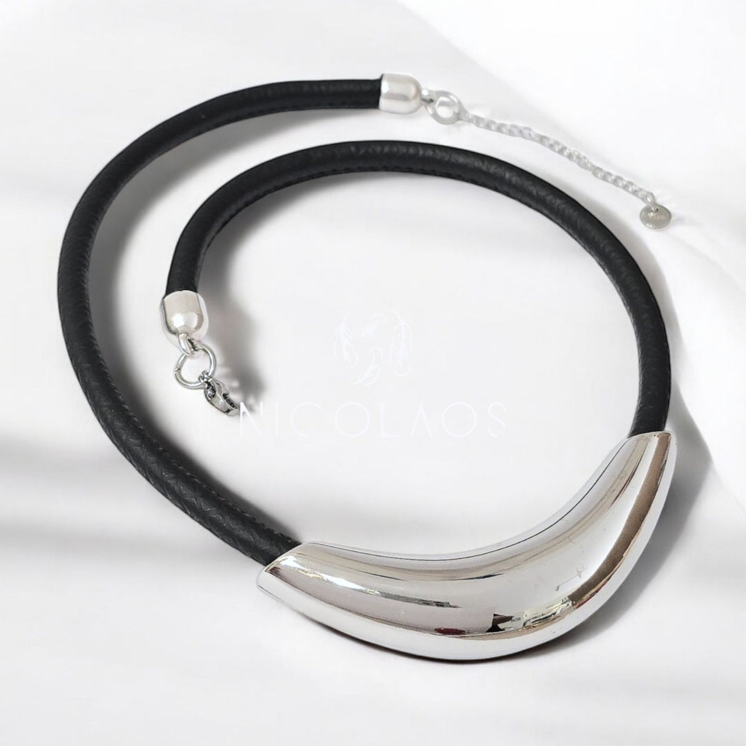 Χειροποίητο κολιέ 'Oslo' από ανοξείδωτο ατσάλι με δερμάτινο μαύρο χοντρό κορδόνι