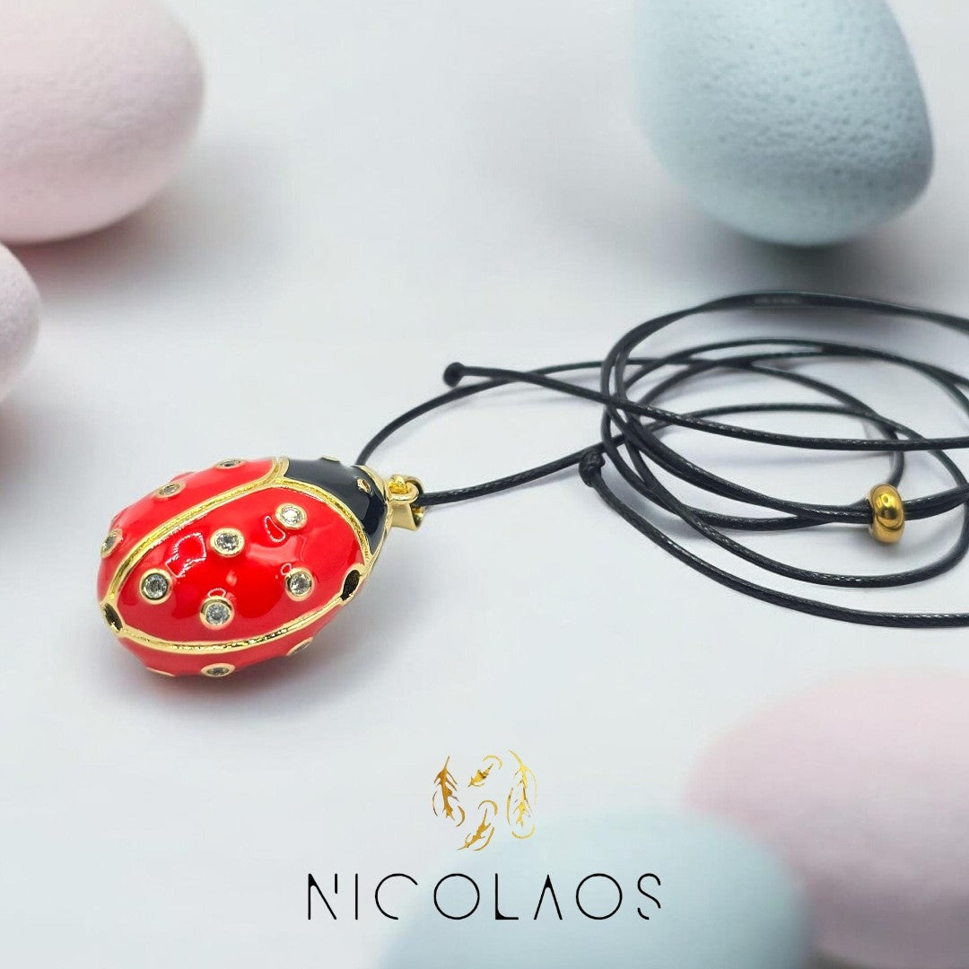 Κρεμαστό κολιέ 'Fair lady' από ανοξείδωτο ατσάλι με λευκά ζιργκόν και βαφή σμάλτου