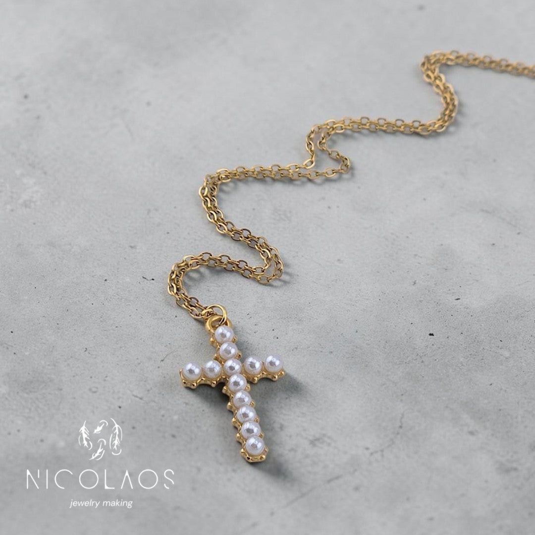 Σταυρός ' Mini chic pearl ' απο ανοξείδωτο ατσάλι με μικρές πέρλες *συνοδεύεται απο την αλυσίδα του