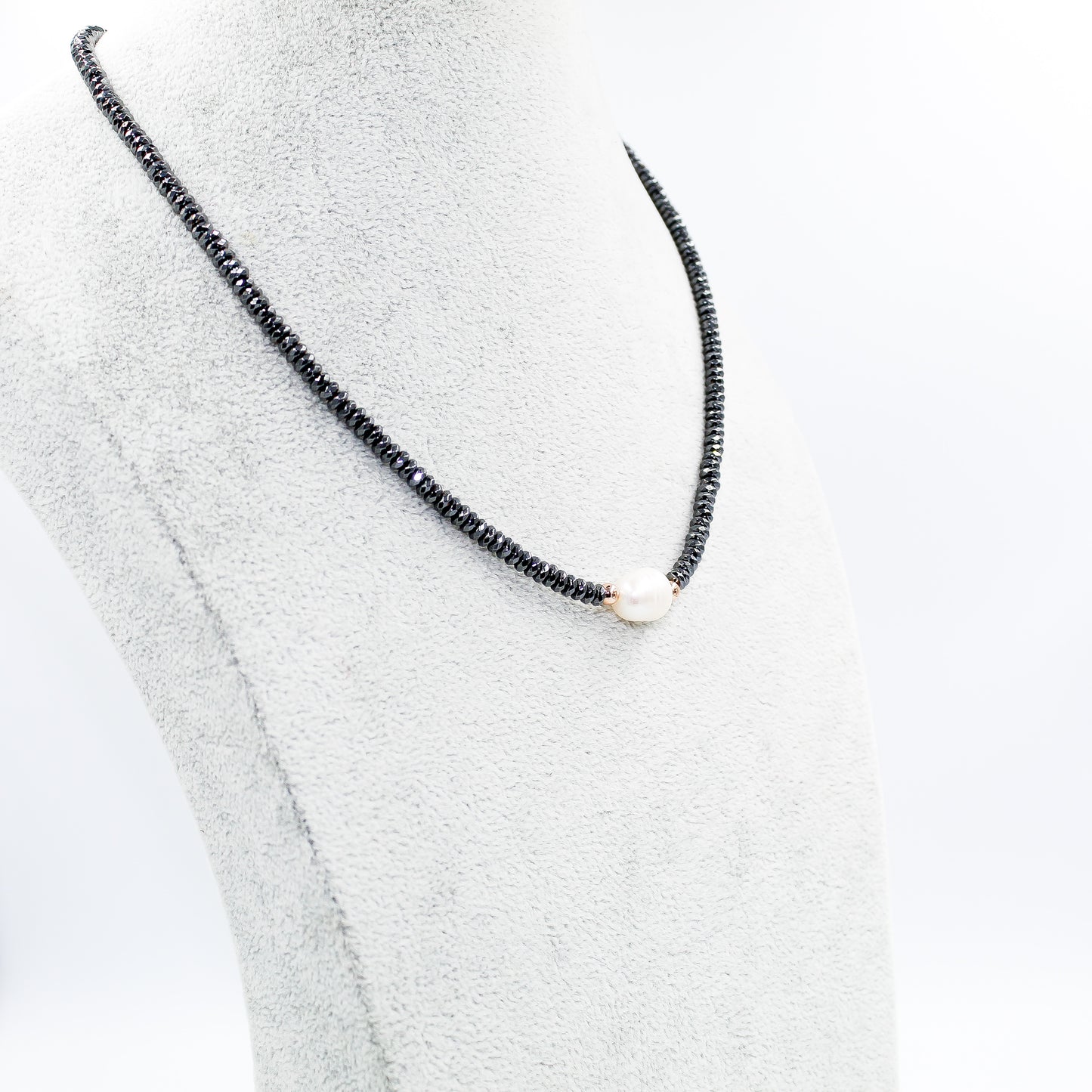 Κολιέ 'Forever young' Με πραγματικό μαργαριτάρι baroque και χάντρες αυθεντικού Αιματίτη