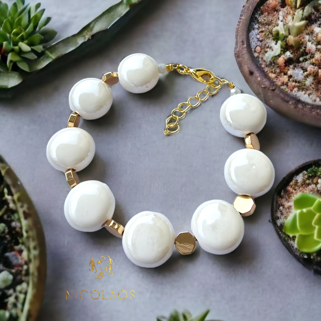 Χειροποίητο βραχιόλι "White cloud" με φλάτ κεραμικές πέρλες και χρυσό αιματίτη