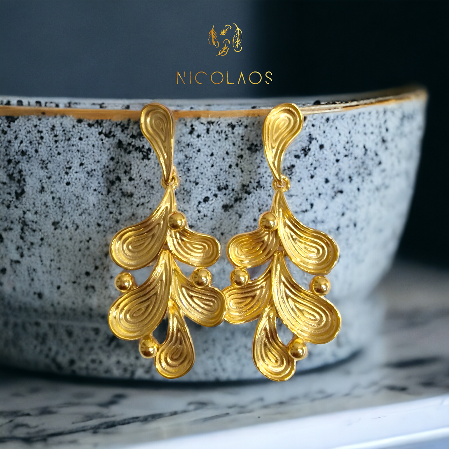 Σκουλαρίκια 'Aleana' από χρυσό ανοξείδωτο ατσάλι με ανάγλυφο φινίρισμα