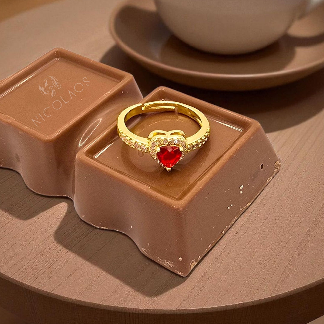 Μονόπετρο δαχτυλίδι 'Brillamor' με κόκκινο ζιργκόν σε σχήμα καρδιάς