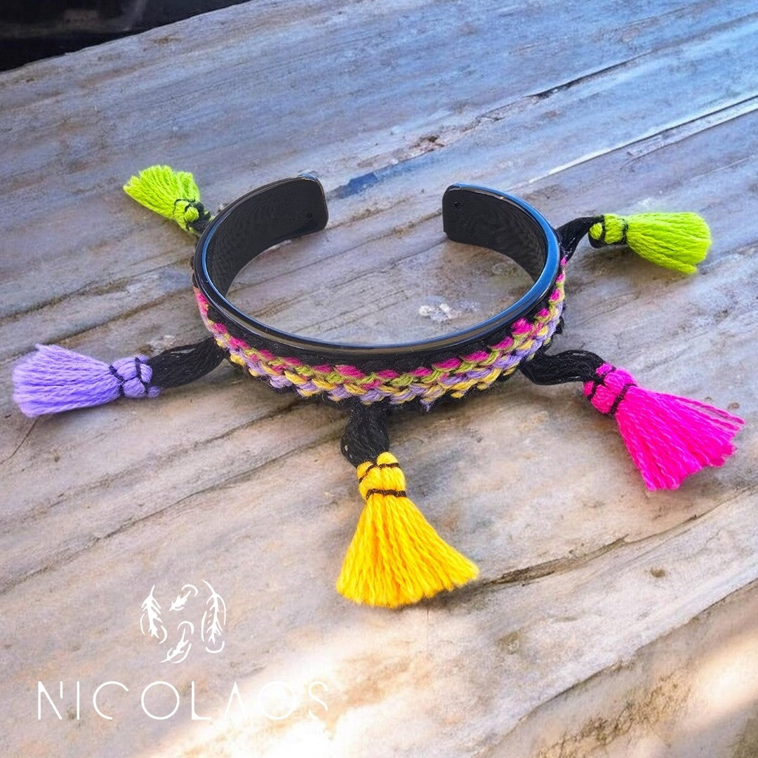 Χειροποίητο Βραχιόλι Cuff 'Aura ethnic' με Πλέξη & Πολύχρωμα Φουντάκια