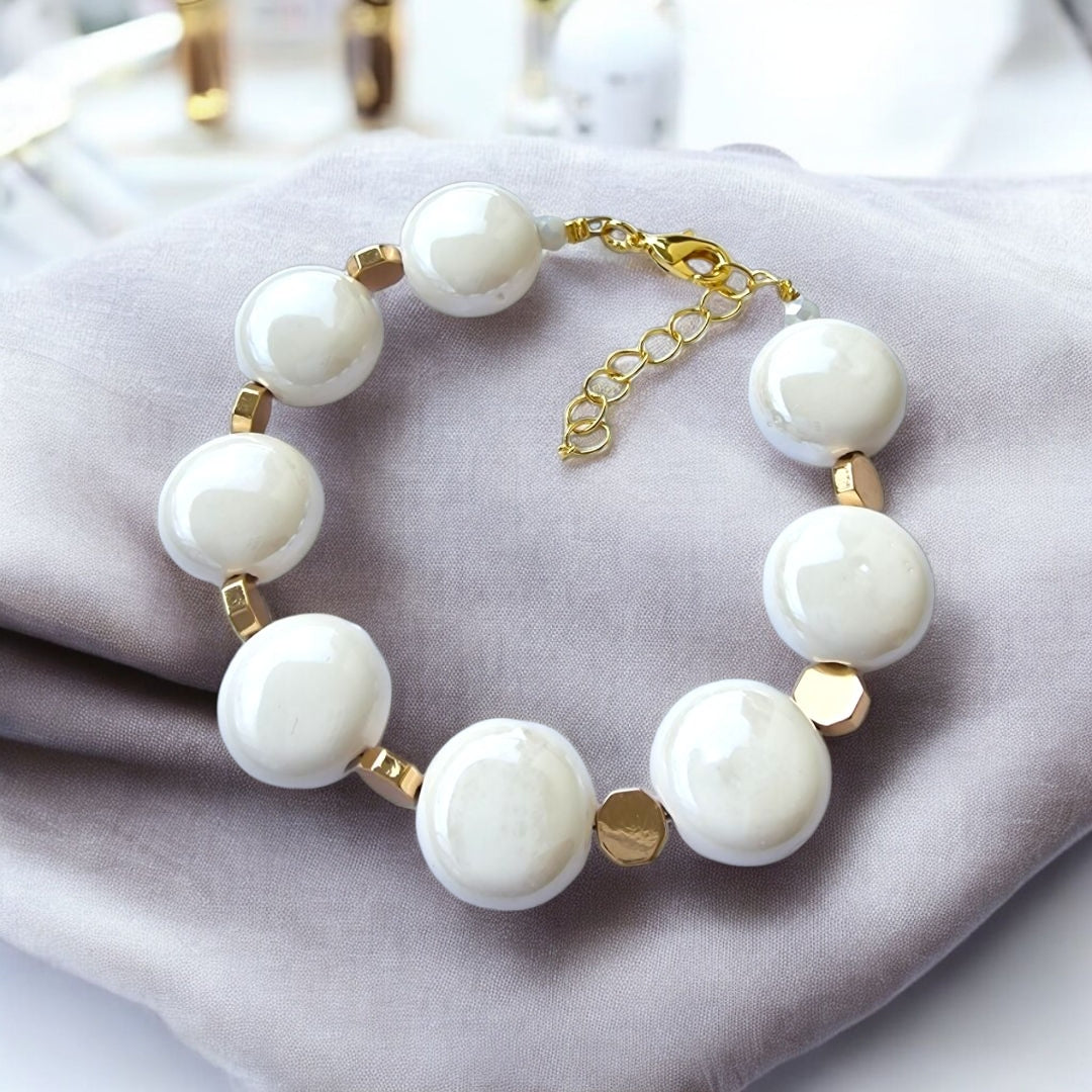 Χειροποίητο βραχιόλι "White cloud" με φλάτ κεραμικές πέρλες και χρυσό αιματίτη