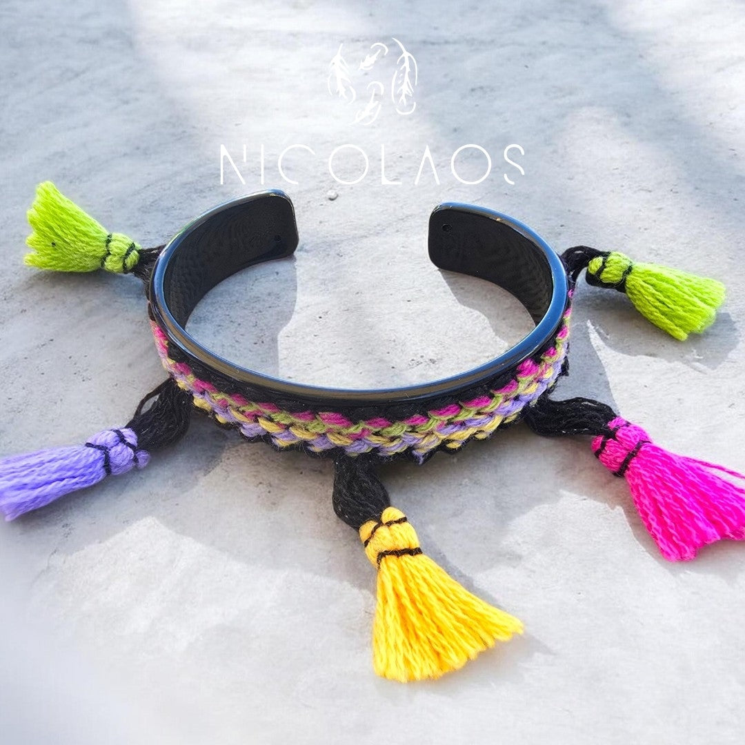 Χειροποίητο Βραχιόλι Cuff 'Aura ethnic' με Πλέξη & Πολύχρωμα Φουντάκια