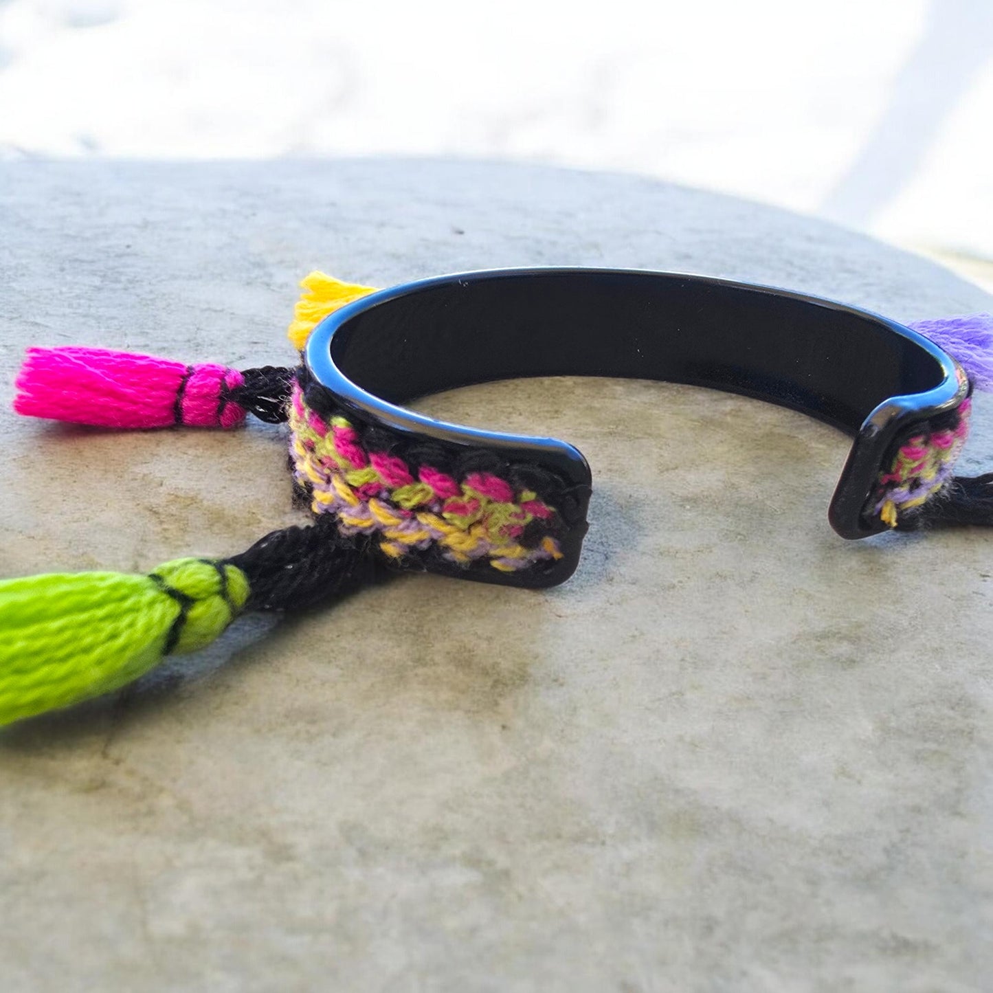 Χειροποίητο Βραχιόλι Cuff 'Aura ethnic' με Πλέξη & Πολύχρωμα Φουντάκια