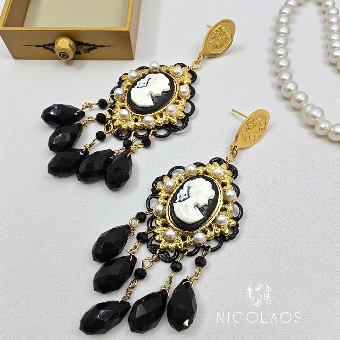 Χειροποίητα μακριά σκουλαρίκια 'Lady in mirror' απο ανοξείδωτο ατσάλι με ανάγλυφο καμέο και μαύρα κρύσταλλα