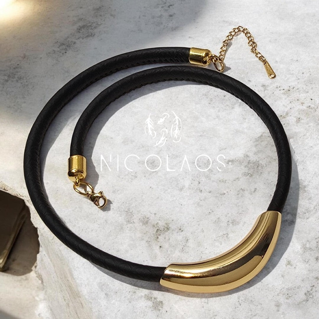 Χειροποίητο κολιέ 'Oslo Gold' από ανοξείδωτο ατσάλι με δερμάτινο μαύρο χοντρό κορδόνι