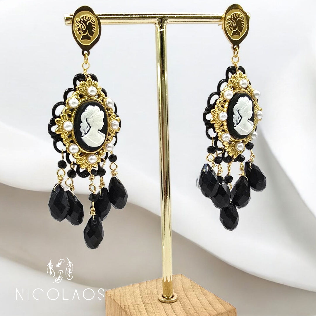 Χειροποίητα μακριά σκουλαρίκια 'Lady in mirror' απο ανοξείδωτο ατσάλι με ανάγλυφο καμέο και μαύρα κρύσταλλα