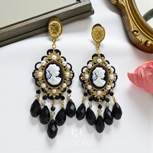 Χειροποίητα μακριά σκουλαρίκια 'Lady in mirror' απο ανοξείδωτο ατσάλι με ανάγλυφο καμέο και μαύρα κρύσταλλα