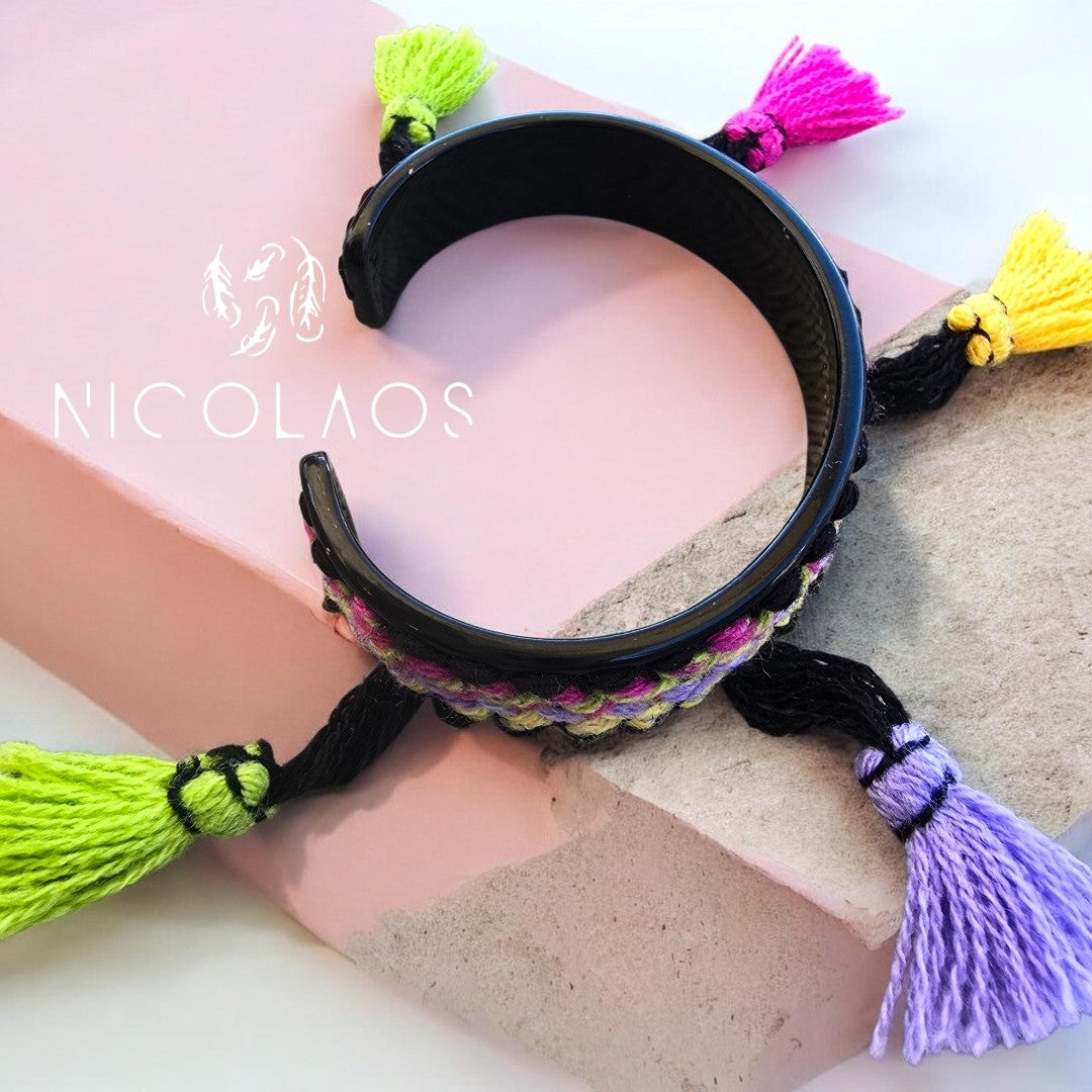 Χειροποίητο Βραχιόλι Cuff 'Aura ethnic' με Πλέξη & Πολύχρωμα Φουντάκια