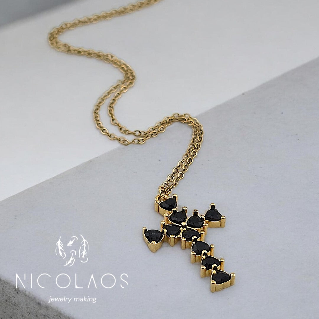Σταυρός ' Noir Elegance ' απο ανοξείδωτο ατσάλι με μαύρα ζιργκόν σε σχήμα καρδιάς *συνοδεύεται από την αλυσίδα του