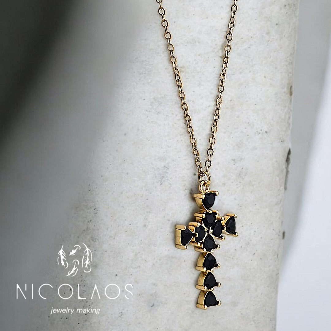 Σταυρός ' Noir Elegance ' απο ανοξείδωτο ατσάλι με μαύρα ζιργκόν σε σχήμα καρδιάς *συνοδεύεται από την αλυσίδα του